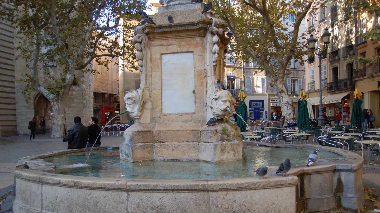 La place de l'Hôtel de Ville et sa fontaine, au cœur du Vieil Aix