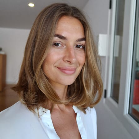 Portrait d'une habitante du quartier Mazarin ayant comparé ses devis de diagnostic à Aix-en-Provence